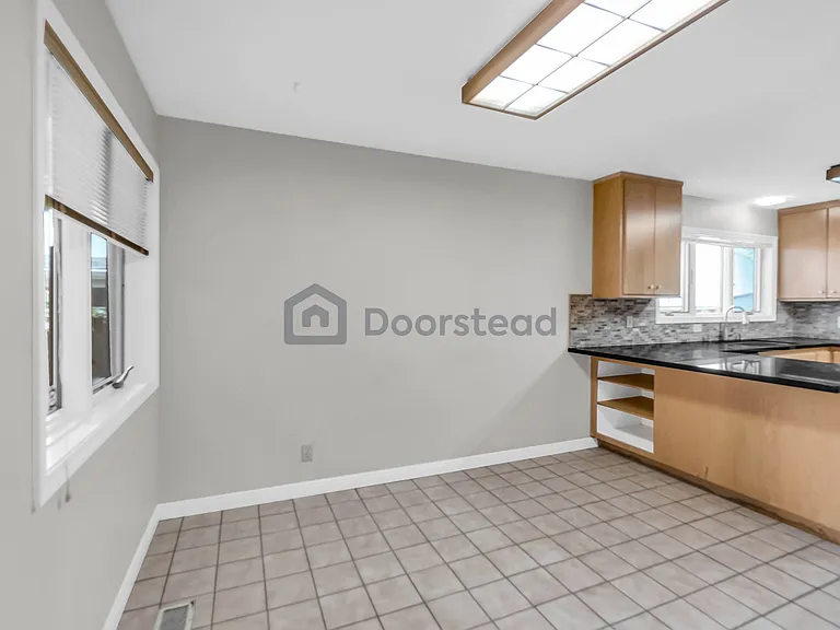 2913 Bayview Dr — Photo 6