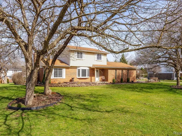 9722 Blauvelt Dr, Grosse Ile, MI 48138
