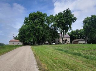 W5440 Halverson Rd, Poynette, WI 53955
