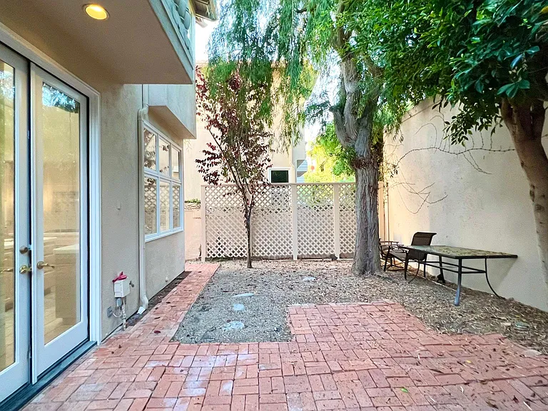 9679 Claiborne Sq — Photo 39