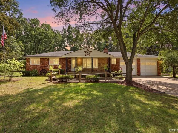 9985 Cedar Island Rd, White Lake, MI 48386