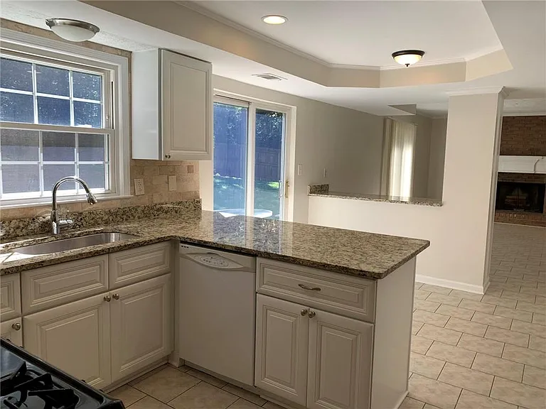 4536 Woodlawn Lake Dr — Photo 15