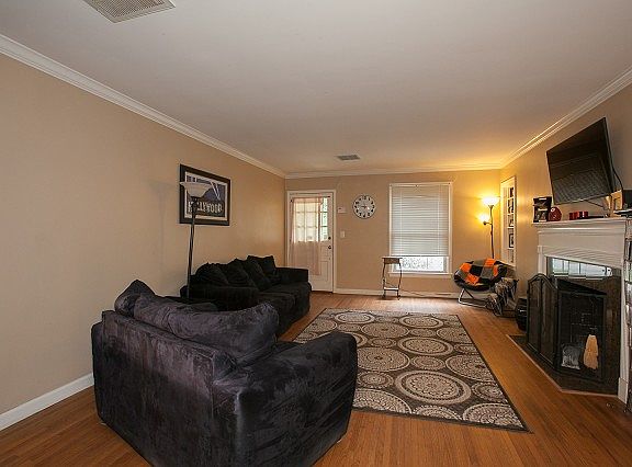 Spacious living room