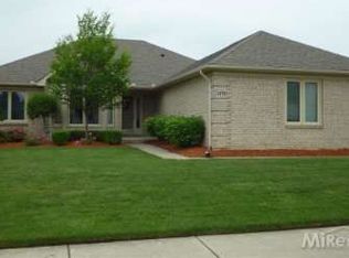 15723 White Oak Dr, Fraser, MI 48026