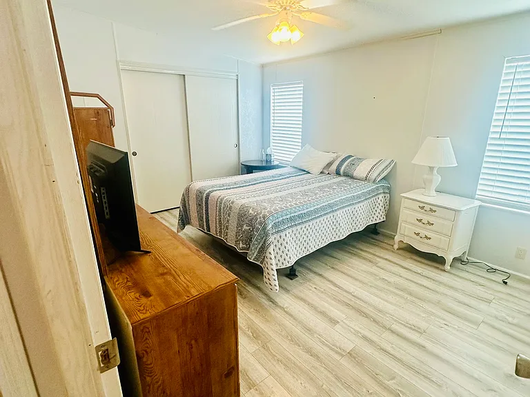 2305 Bay Dr — Photo 6