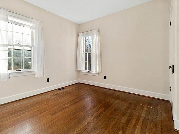 4th image of 715 Sunset Dr
