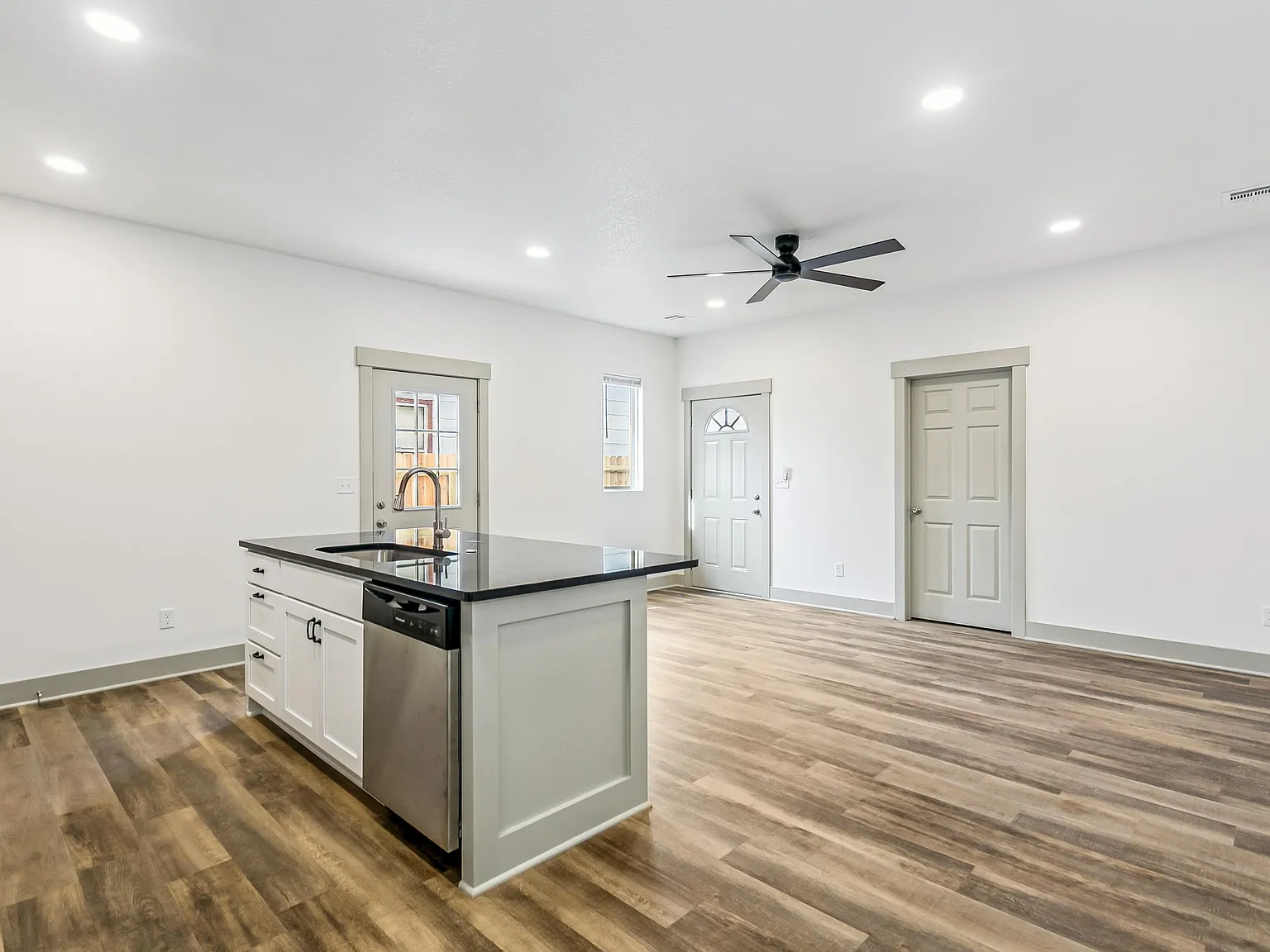 3 bed, 1100 sqft, $1,375 — Photo 3