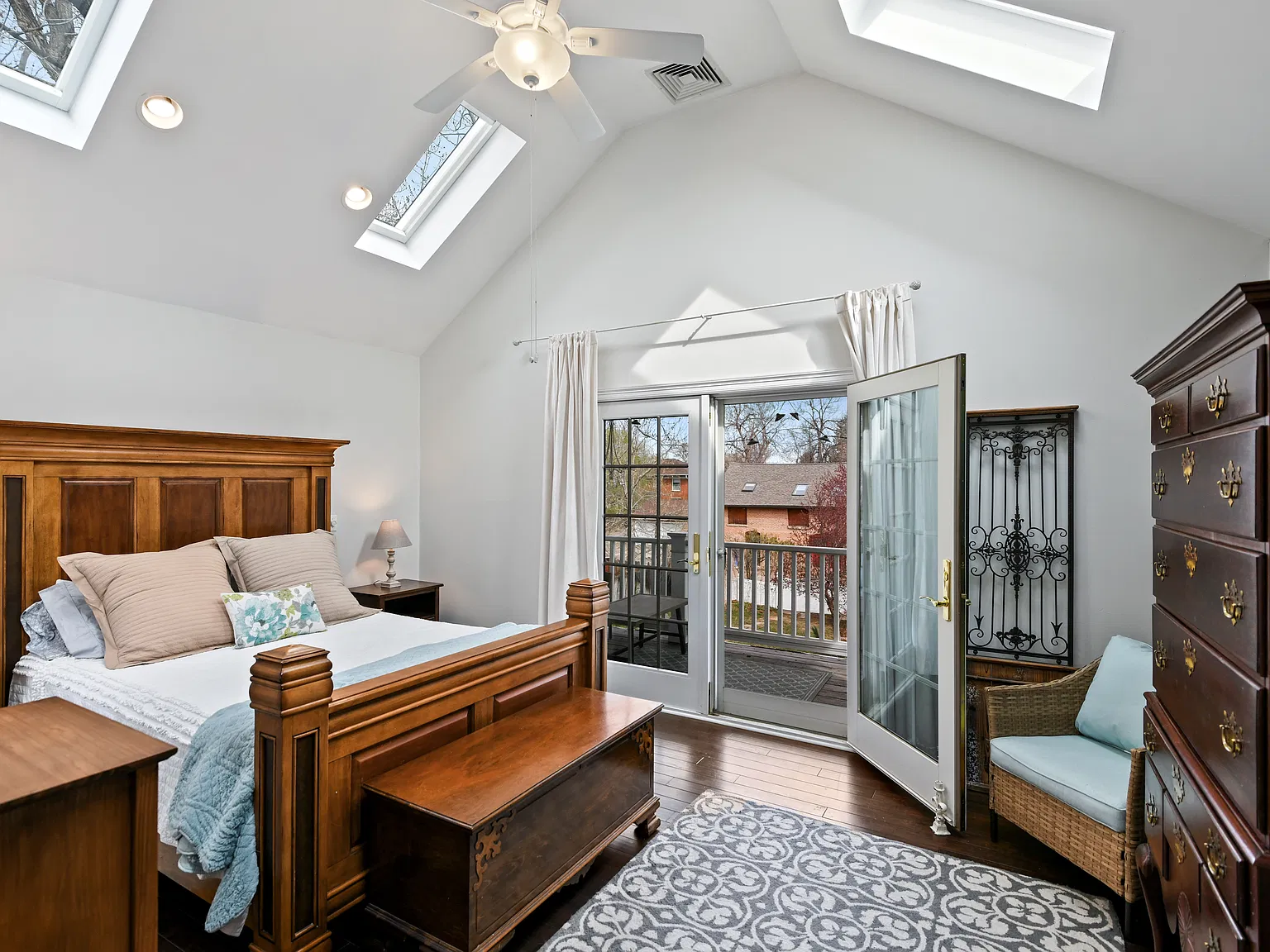 320 E Mulberry St — Photo 1