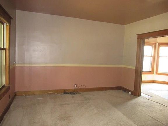 4th image of 1038 Blaine Ave