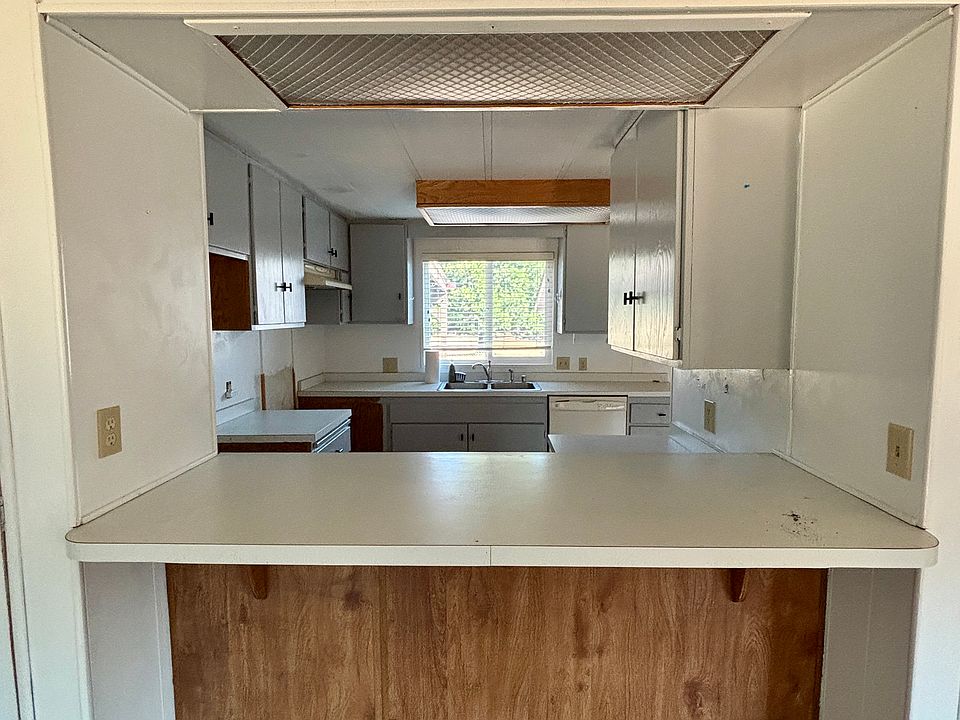 Kitchen w/ Bar Top Seating