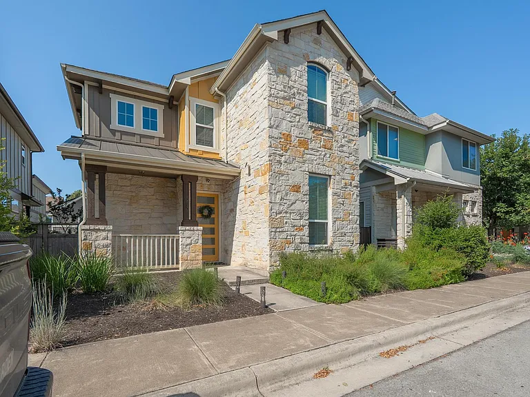 913 Cannoneer Ln — Photo 1