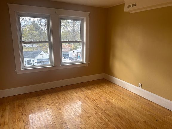 4th image of 118 Longwood Ave APT 3