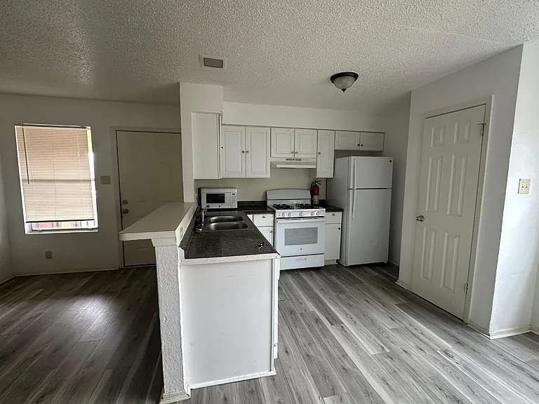 2202 Tabor Ct #C — Photo 3