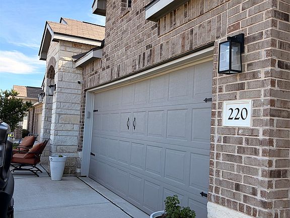 3rd image of 220 Stag Way