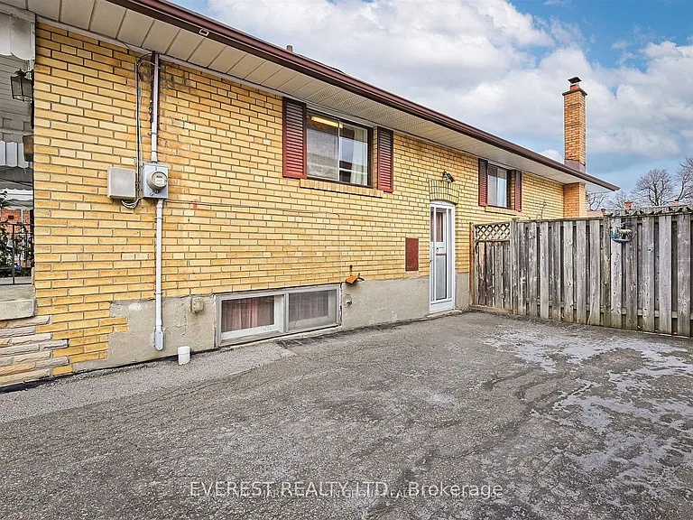 99 Rochman Blvd — Photo 26