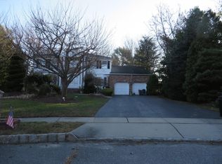 11 Shawnee Ct, Manalapan, NJ 07726