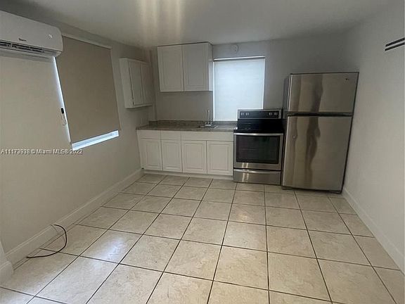 2nd image of 2420 Swanson Ave #B