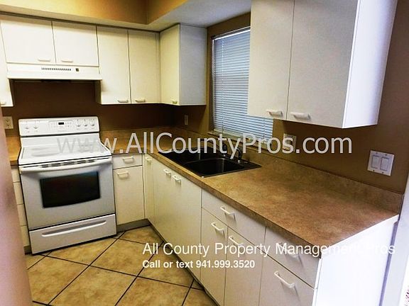 2nd image of 910 Royal Palm Dr