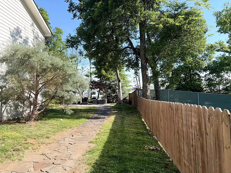 Bellmore — Photo 7
