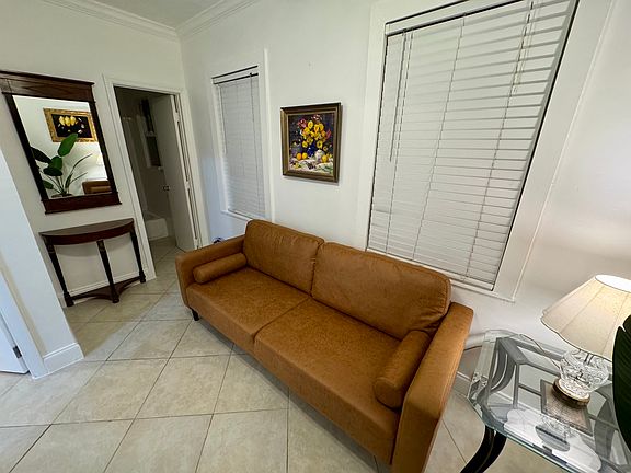 4th image of 415 31st St APT 5