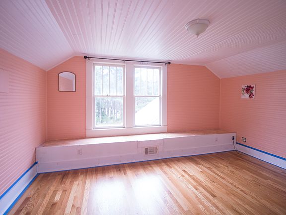 5th image of 2801 Honeysuckle Ln