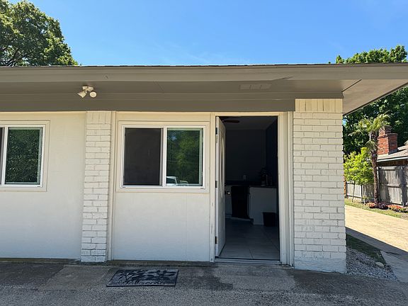 2nd image of 3205 Greenbriar Ln
