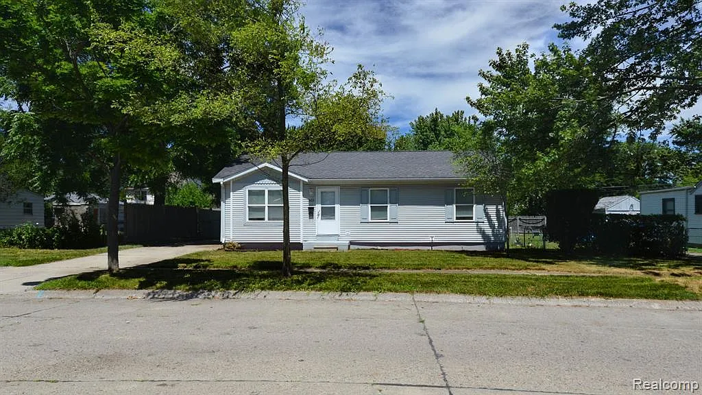 323 E Muir Ave — Photo 1