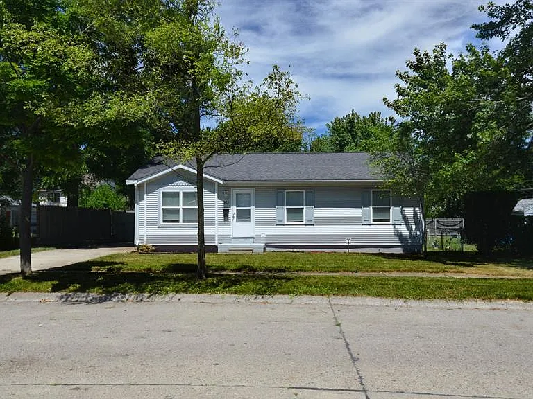 323 E Muir Ave — Photo 1