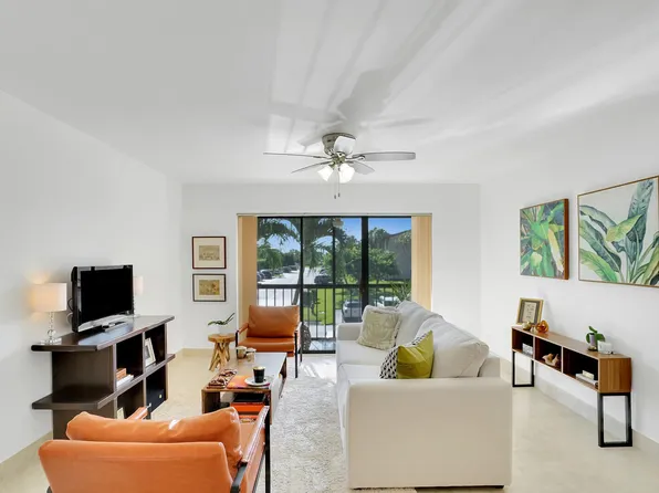 616 Sea Pine Way #D2, Greenacres, FL 33415