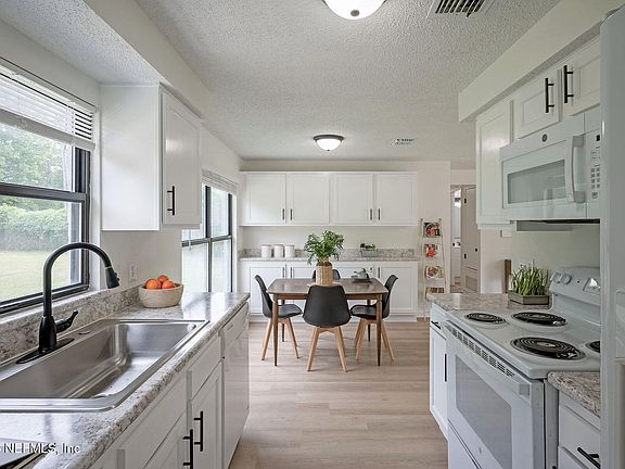 3rd image of 2656 PINEWOOD Boulevard E