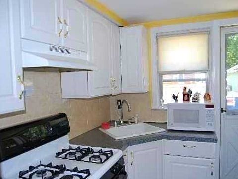 2nd image of 160 Lawrence St