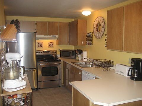 Kitchen w/tenant items