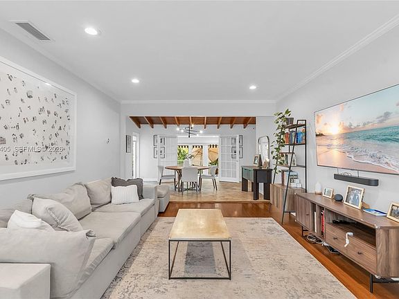 5th image of 1425 Venetia Ave