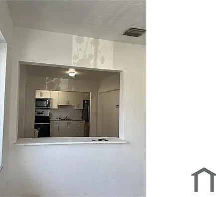 1945 NW 4th St
