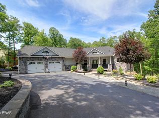 320 W Lakeview Rd, Lackawaxen, PA 18435