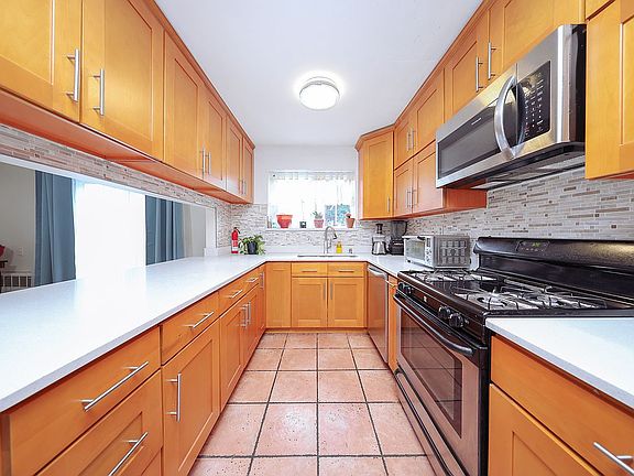 5th image of 1480 E 93rd St