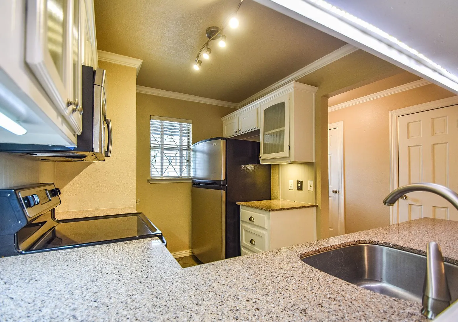 Beautifully crafted 2-1 home in the Euless area. — Photo 1