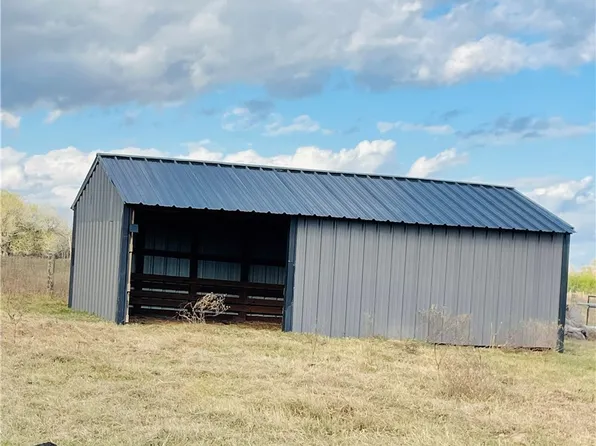 Giles Rd, Yoakum, TX 77995