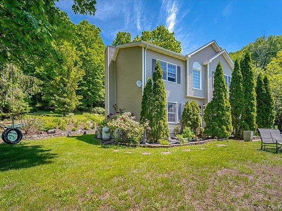 3rd image of 104 Wiccopee Road
