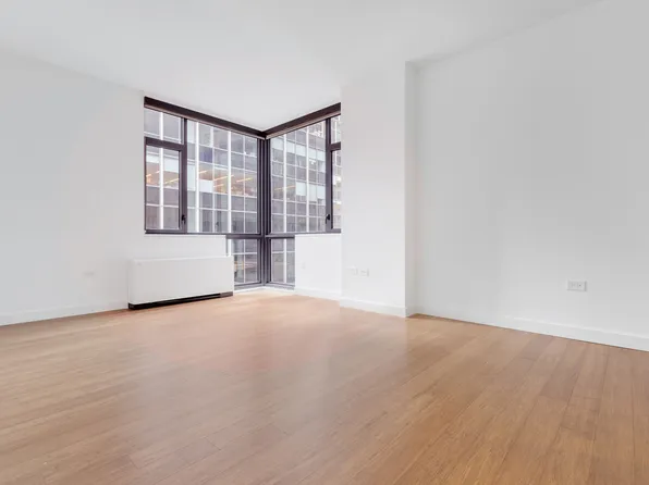 200 East 39th Street image 2 of 16