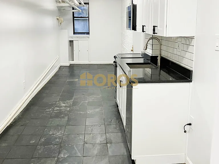 215 E 10th St #EBMT — Photo 3