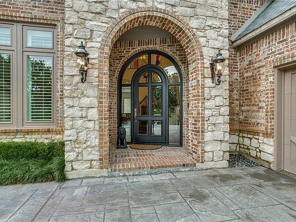 3rd image of 526 Queensbury Turn