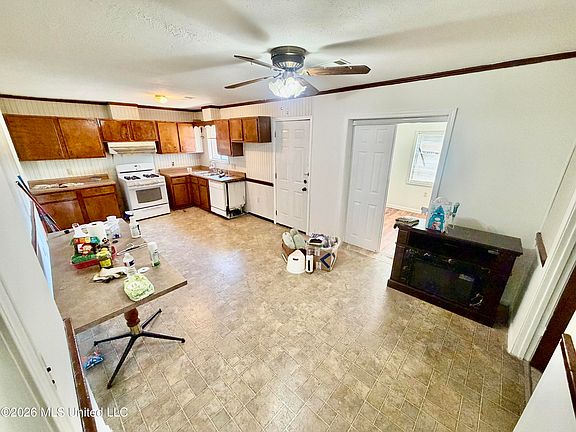 3rd image of 216 Lee Dr