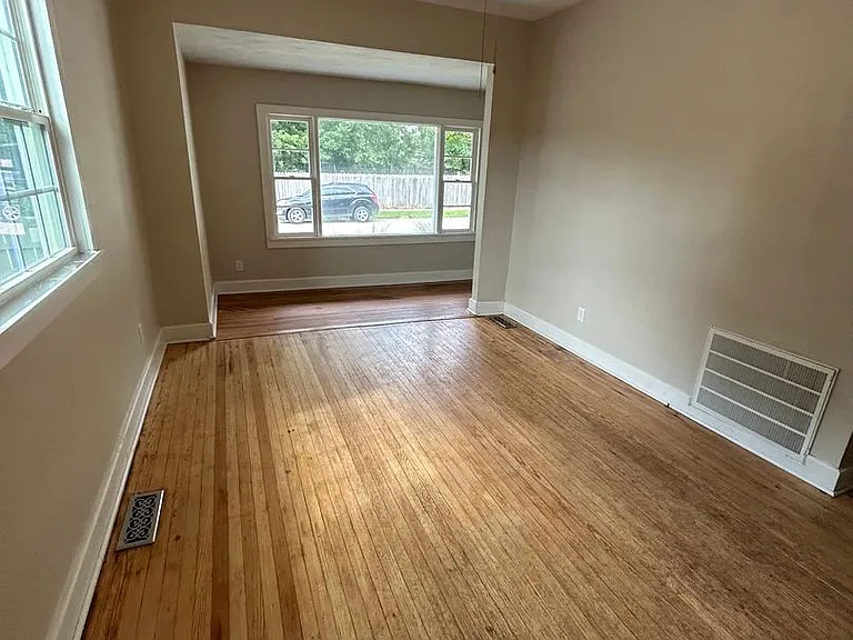 318 E Webster St — Photo 8