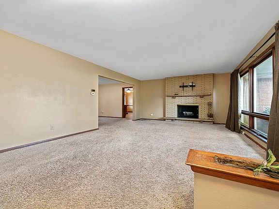 3rd image of 828 Fairview Blvd