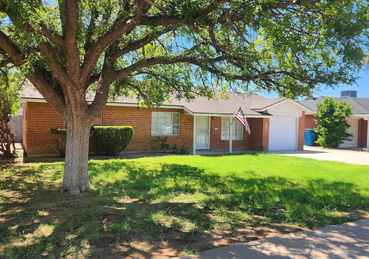 Great Centrally located 3 bedroom home with an upgraded interior — Photo 1