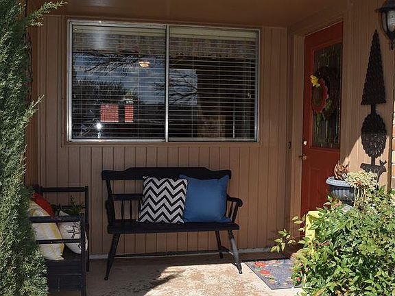2nd image of 902 W Cornelia Ave