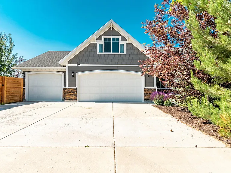 985 Wild Rose Dr — Photo 2