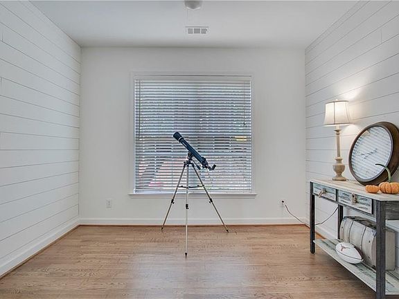 4th image of 702 Waveland Dr