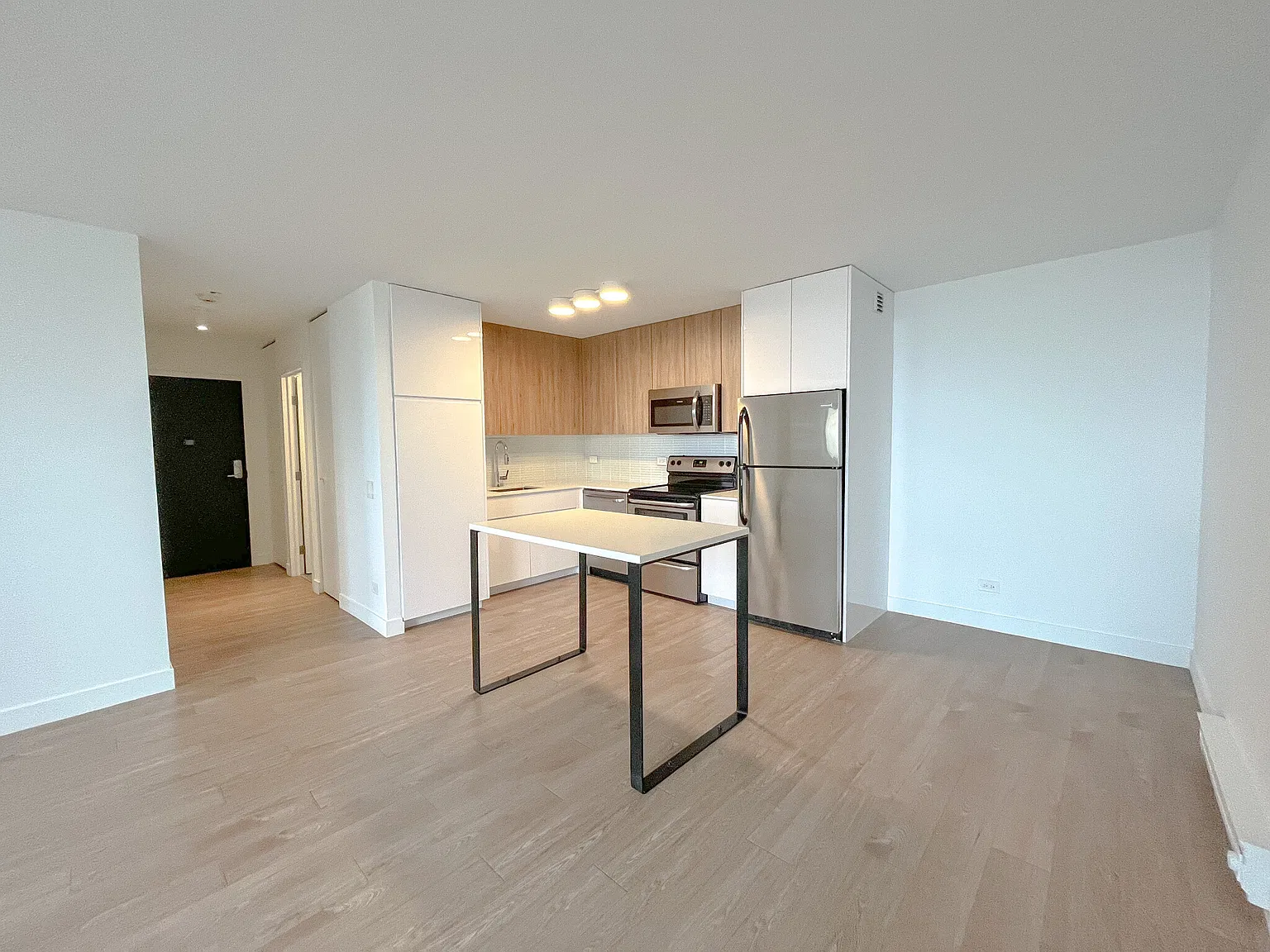 1 bed, 670 sqft, $2,739 — Photo 2